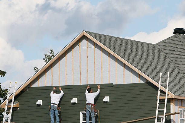 Professional Vinyl Siding technician working in Paris, OH
